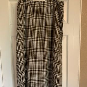 Ankle length black/white pattered skirt